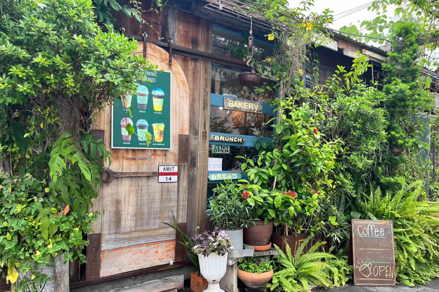 Amitr & Friends Cafe’ - The Riski Residence Hotel and Residence โรงแรมมุสลิม ย่านบางพลัด-จรัญสนิทวงศ์